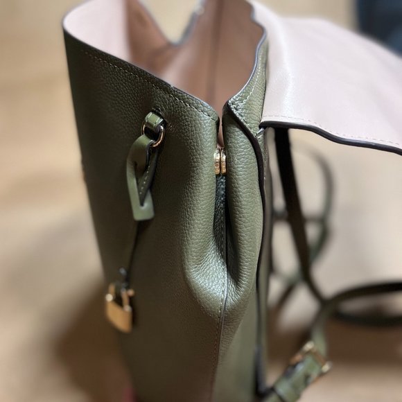 Michael Kors Hayes Backpack and matching wallet- LIKE NEW - Picture 6 of 16